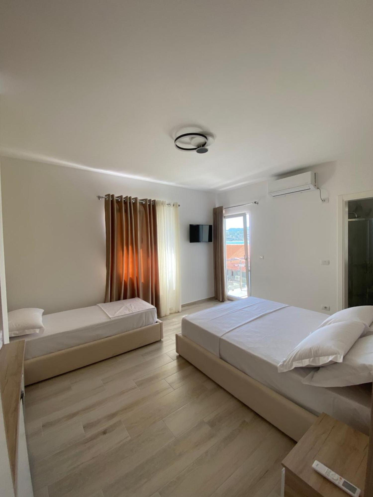 Helena Hotel Shëngjin エクステリア 写真