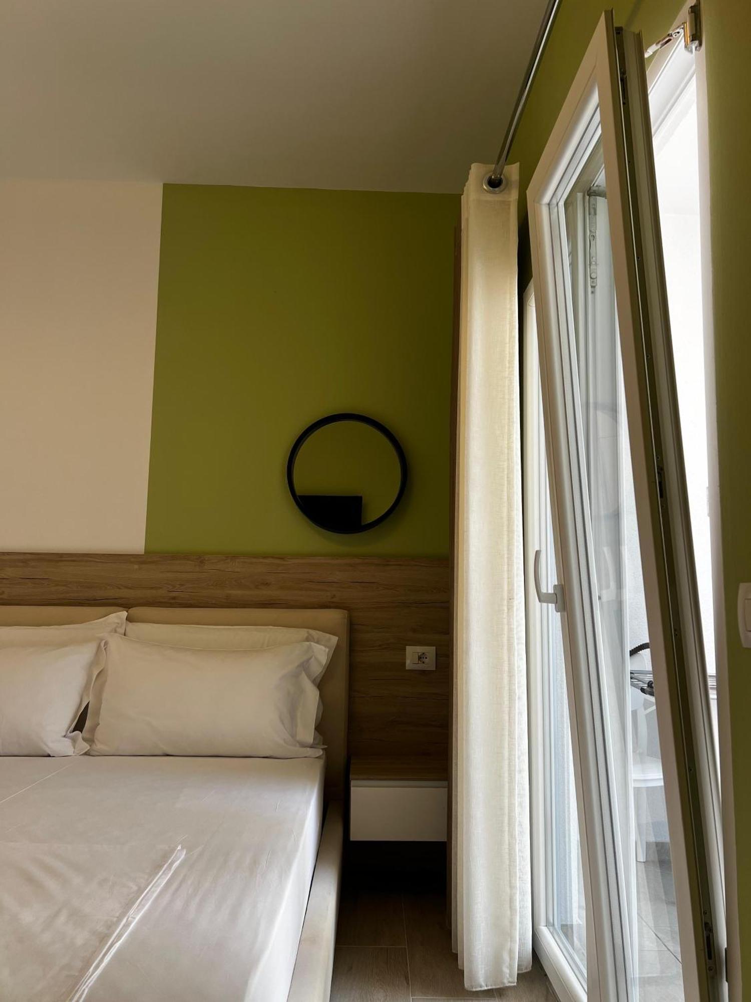 Helena Hotel Shëngjin エクステリア 写真