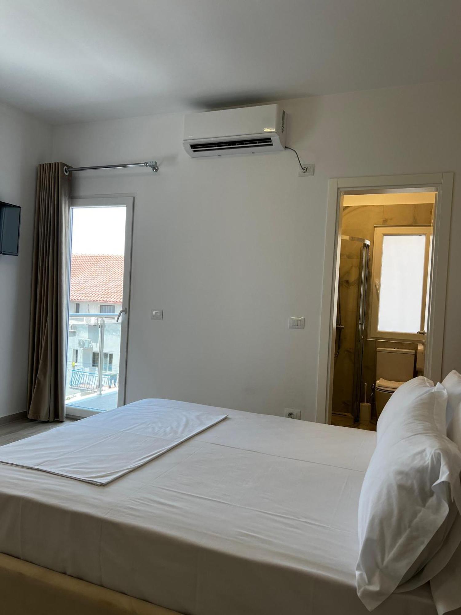Helena Hotel Shëngjin エクステリア 写真